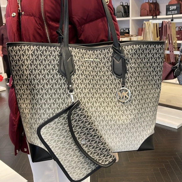 Michael Kors Eva Large Ombré Signature Logo Tote Bag
Black
NWT - Picture 16 of 16